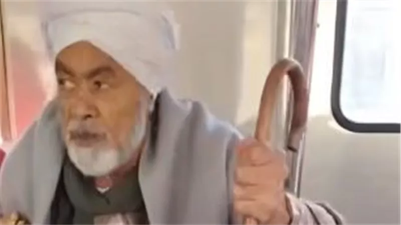 خناقة في المترو بين رجل صعيدي مسن وفتاة بسبب طريقة جلوسها.. فيديو يهز السوشيال ميديا