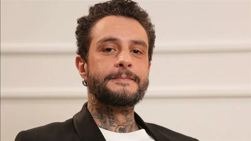 أحمد الفيشاوي يفقد أعصابه على مصور في عزاء والدته سمية الألفي