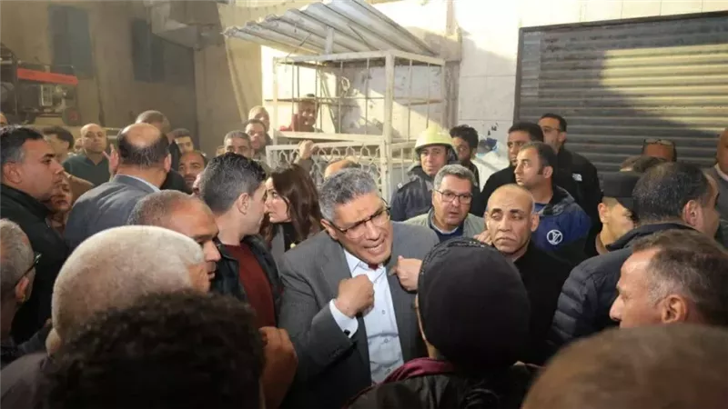 منزل إمبابة المنهار.. متابعة محافظ الجيزة إجراءات انتشال الضحايا من تحت الأنقاض