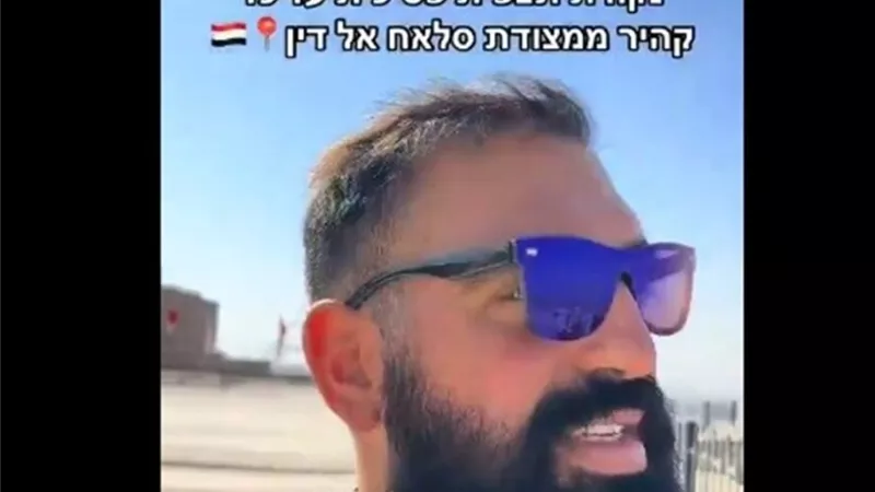 إسرائيلي يستفز المصريين ويتجول بشوارع القاهرة كأنه سائح برتغالي ويثير الغضب بعد انتشار فيديوهاته