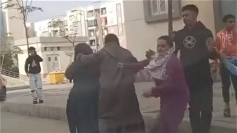 واقعة حدائق أكتوبر.. طالب يعتدي على مُعلمة هو ووالدته بسلاح أبيض