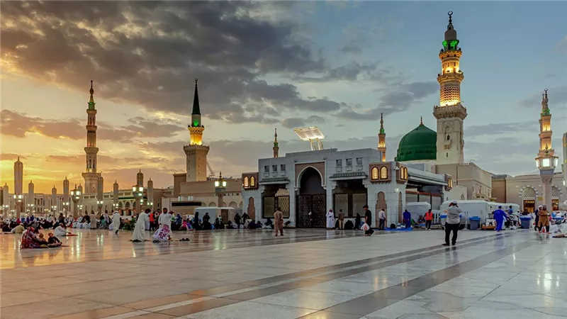 واقعة الحرم النبوي.. شاب باكستاني يخنق والده أمام المعتمرين والأمن السعودي يتدخل