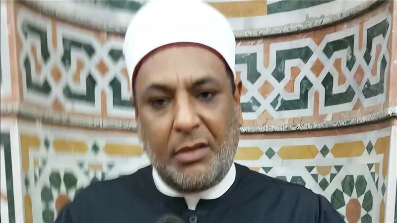 إمام مسجد يقدم التهاني لـ المسيحيين من خلال المكبرات ويُعيِيد على الكنيسة التي أمامه