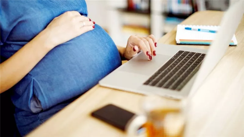 إجازة الوضع حق قانوني للمرأة العاملة مدفوعة الأجر بنسبة 75% وفق التأمينات والعمل