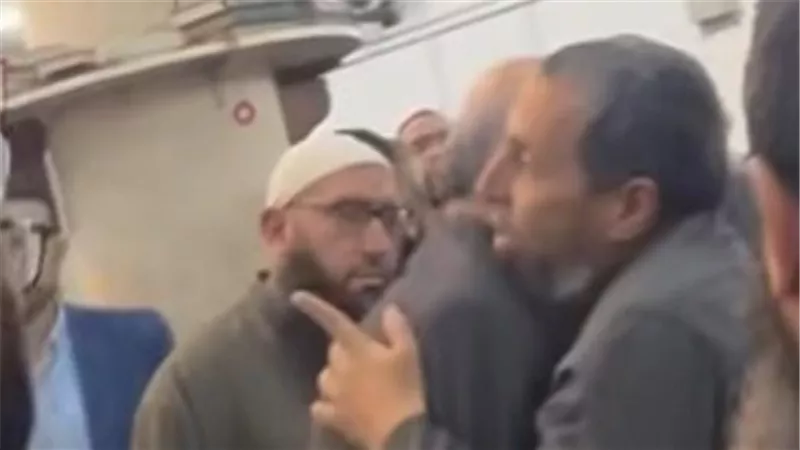 انهيار والد ووالدة الأشقاء الخمسة ضحايا تسرب الغاز بالقليوبية في الجنازة 
