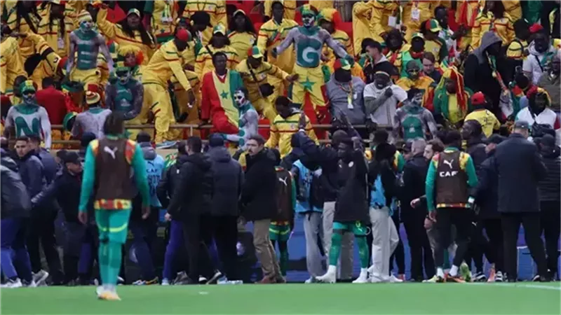 أزمة نهائي أمم إفريقيا.. عقوبات تنتظر منتخب السنغال ومدربه بسبب أحداث المباراة