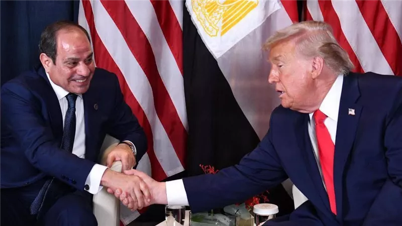 ترامب يمازح الرئيس السيسي في لقطة عفوية خلال لقائهم في دافوس 