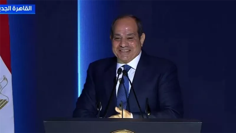 الرئيس السيسي يمازح وزير الداخلية باحتفالية عيد الشرطة: رجالتك دول هيودوك في داهية