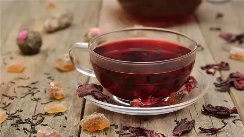 فوائد تناول الكركديه الساخن يوميًا وتأثيره على الجسم والصحة العامة