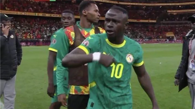 الفيفا والكاف يدينان أحداث الفوضى في نهائي أمم إفريقيا بين المغرب والسنغال