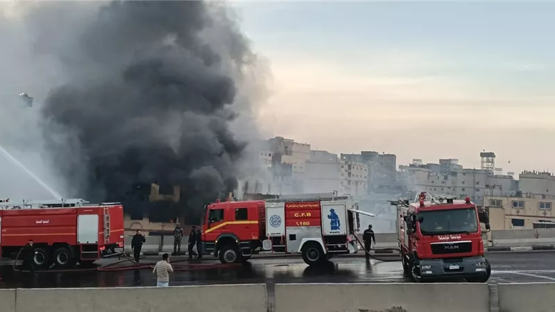 الدفع بـ10 سيارات أطفاء لاخماد حريق منشأة ناصر واستنفار أمني بمحافظة القاهرة  