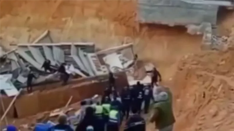 لحظة انهيار وسقوط الأرض بمحطة بنزينة بالتجمع وسبب الحادث بعد اصابة شخصين والنيابة تصدر قرارا 