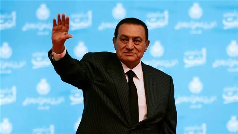 مراسلات إبستين تكشف سعيه لشراء أحد منازل الرئيس الأسبق مبارك بعد تنحيه عن الحكم 