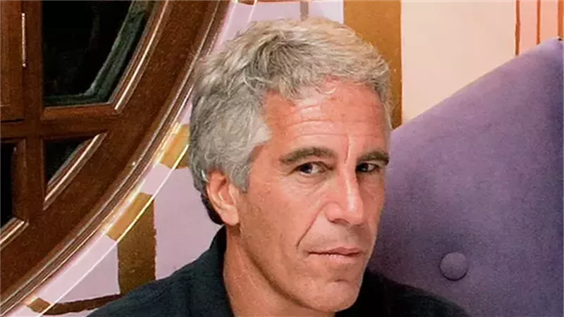 الكشف عن تفاصيل جديده في قضيه جيفري ابستين.. أحد ضحاياه طفله 9 سنوات و6 مسئولين يحتمل تورطهم