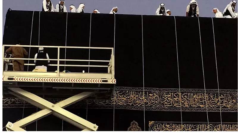  وجود كسوة الكعبة في منزل إبستين يثير الجدل من الساعي وراء الشحنة السرية للويات المتحدة