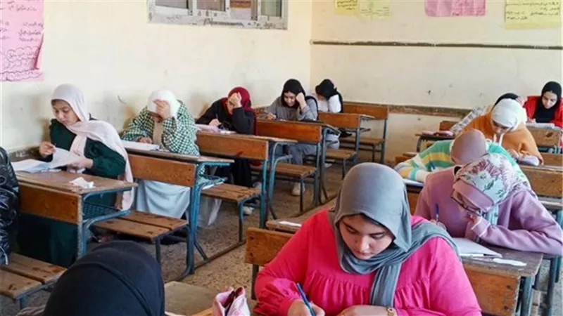 اختلاف نماذج امتحانات طلاب النقل وشكاوى الطلاب من التباين في أوراق امتحاناتهم