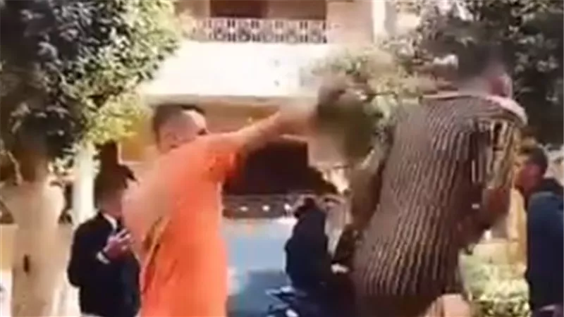 فيديو يظهر الإعتداء على شاب وإجباره على ارتداء بدلة رقص بوسط الشارع والداخلية تتخذ الاجراءت 