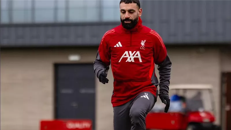 محمد صلاح ينشر صورة وهو يضع زينة رمضان في بيته بانجلترا