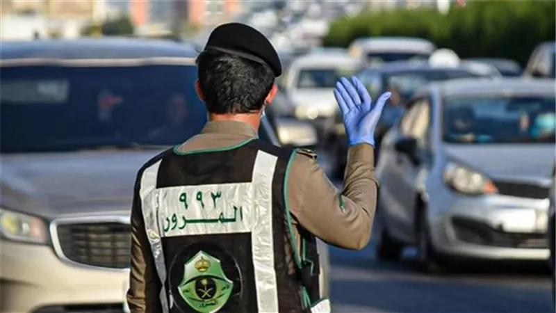 مخالفات مرورية صارمة للسيارات التي تعيق الرؤية.. المرور السعودي يحدد قيمة الغرامة ويوضح امثلة الحواجز
