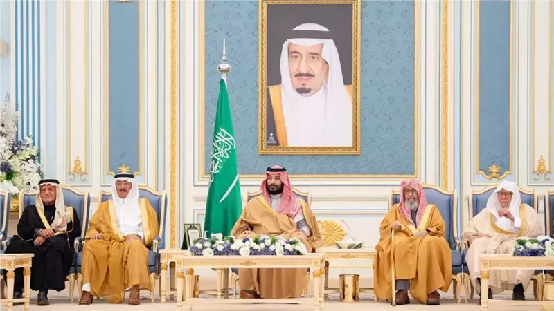 محمد بن سلمان يستقبل المهنئين برمضان في قصر اليمامة ويقبّل رأس المفتي صالح الفوزان بالرياض