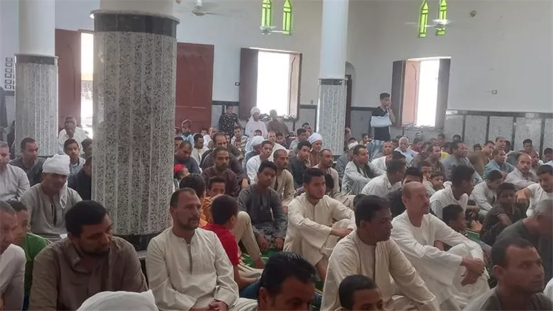 خطيب جامع ينهار من البكاء بسبب تعنيف المصلين له بسبب خطبة مدتها 5 دقائق
