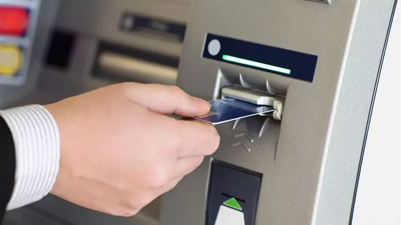 البنوك تحذر العملاء من أخطاء تؤدي إلى سحب الفيزا داخل ماكينات ATM أبرزهم الرقم السري