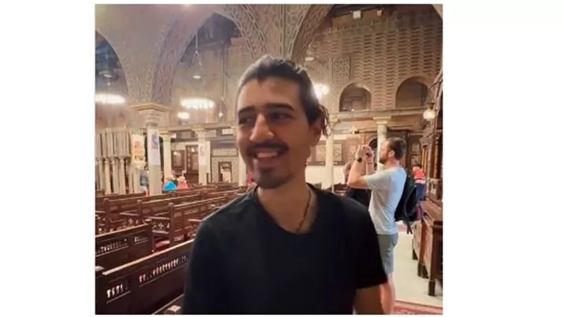 شخص من جنسية عربية يسخر من المسيحية في الكنيسة المعلقة ويسبب  انزعاج كبير
