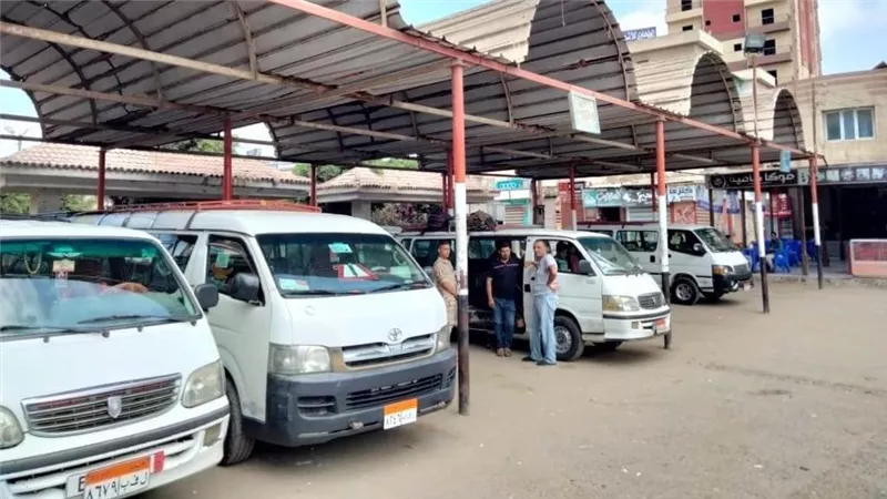 محافظ البحيرة تعتمد التعريفة الجديدة للمواصلات بعد زيادة أسعار الوقود وتشديد الرقابة على المواقف