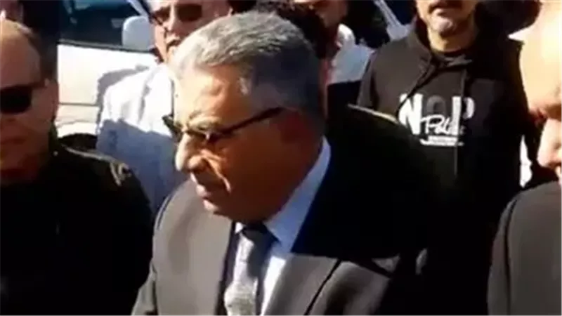 محافظ الدقهلية يتحاور مع سائق تاكسي بعد ارتفاع أسعار البنزين والسولار 