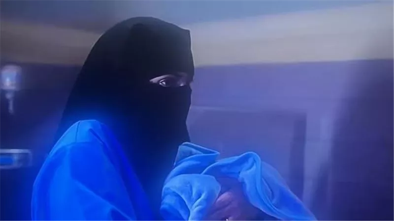 خالد منتصر يستشهد بمشهد درامي للتعليق على قرار منع النقاب في القصر العيني
