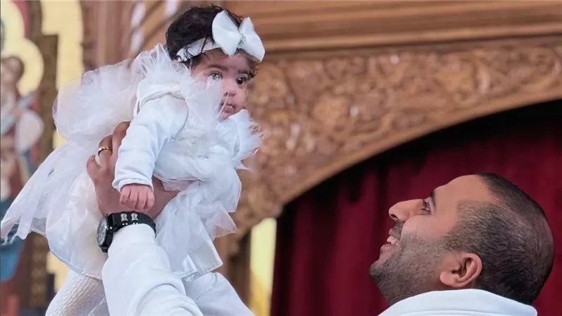 تعليق مسيء على صورة أب مسيحي لطفلته يثير غضبًا واسعًا ويطالب بالتدخل الفوري من الداخلية
