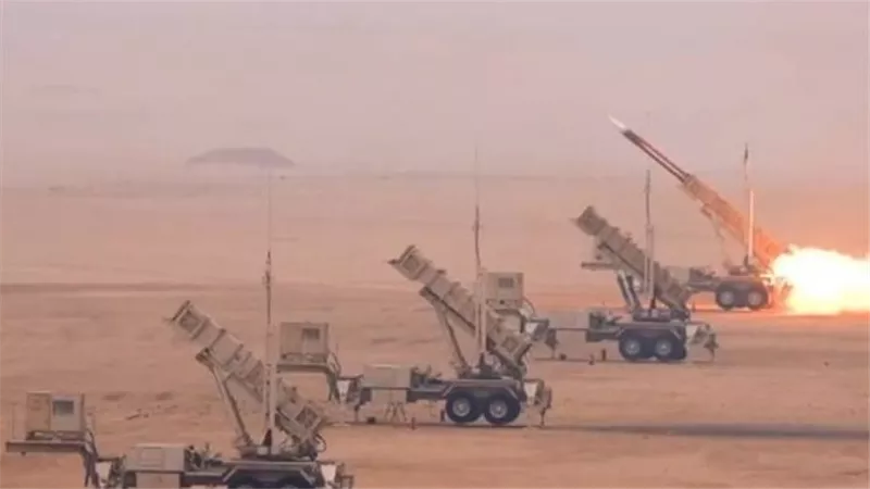 الدفاع الجوي الكويتي يتصدى لهجمات صاروخية ومسيرات ويكشف تفاصيل استهداف مطار الكويت