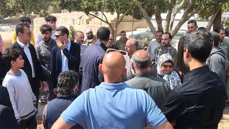 مشهد مؤثر لـ وزير الصناعة أثناء دفن والدته في المقابر بمحافظة الشرقية