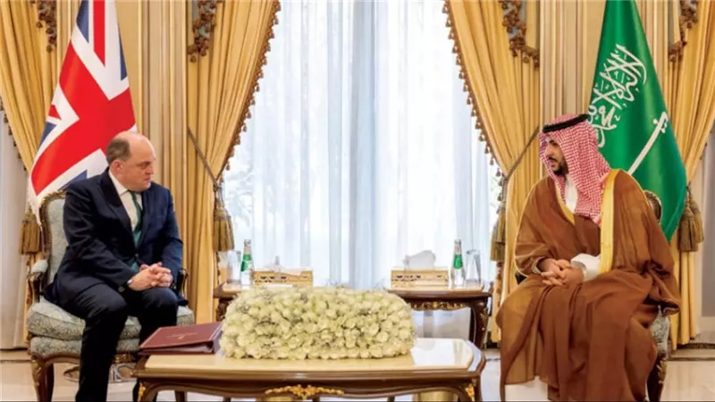 خالد بن سلمان يبحث مع نظيره البريطاني التصعيد الإيراني ويؤكد إدانة الهجمات على المملكة
