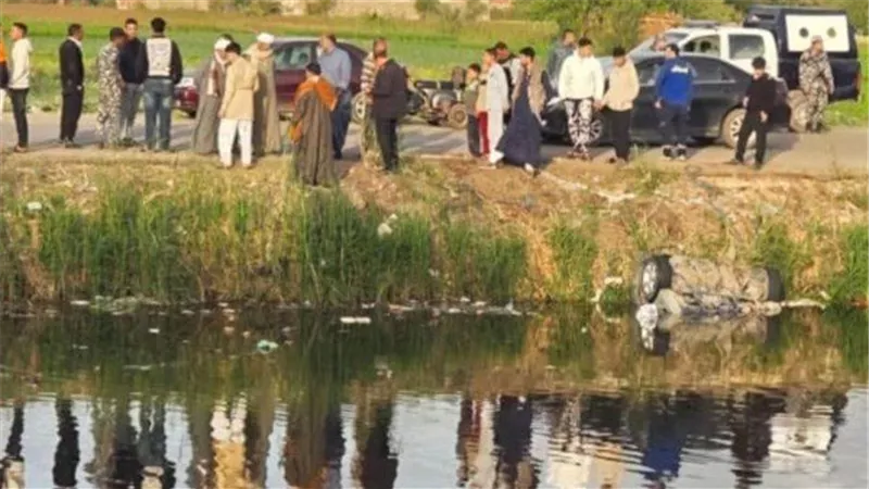 سقوط سيارة في ترعة المريوطية بأبو النمرس ووقوع ضحايا وانتشال المصابين