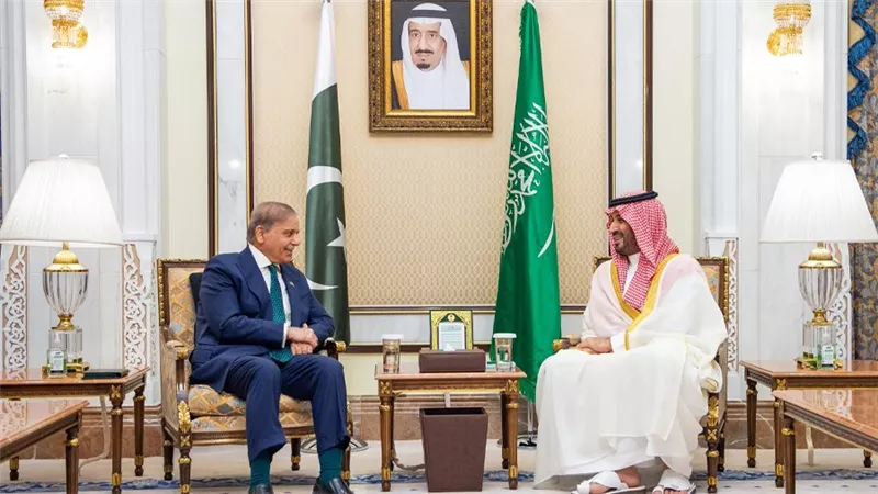 محمد بن سلمان يبحث مع رئيس وزراء باكستان دعم السعودية ضد الهجمات الإيرانية
