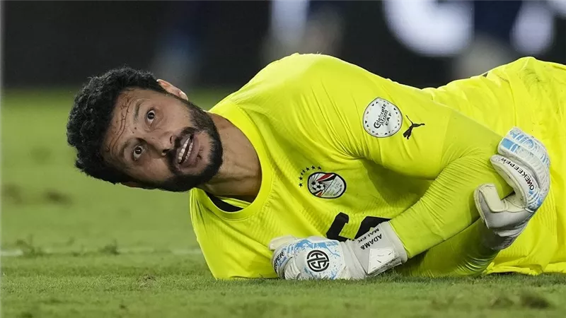 محمد الشناوي حارس مرمى الأهلي اعتدى على  الحكم المساعد محمد مجدي