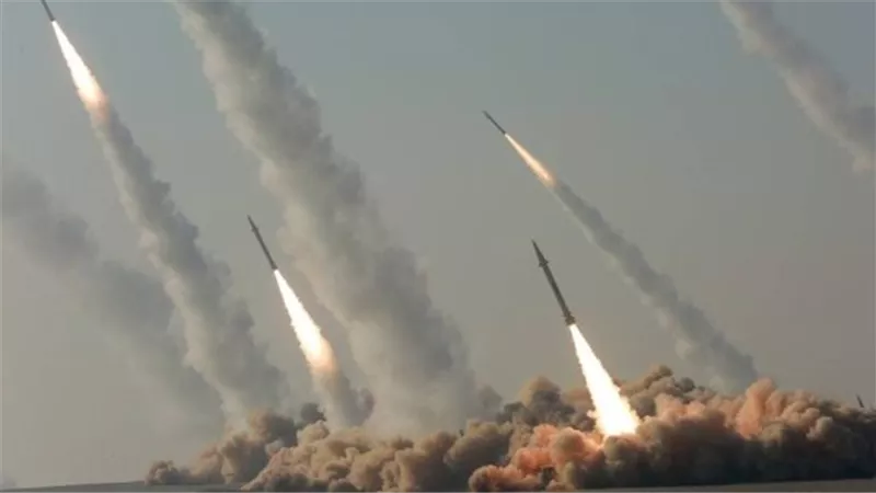 إيران تهاجم دول الخليج بالصواريخ والمسيرات رغم هدنة ترامب وتستهدف النفط