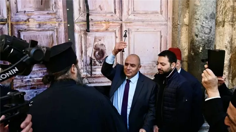 تسليم مفتاح كنيسة القيامة في الجمعة العظيمة بالقدس وفق تقليد تاريخي ممتد منذ قرون