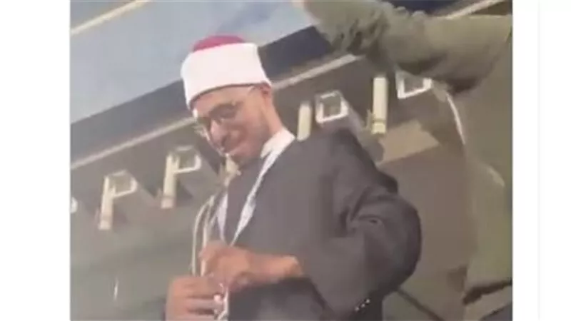  يرتدي الزي الأزهري بمدرجات الزمالك.. الأوقاف تؤكد بدء التحقيق مع الخطيب المتطوع