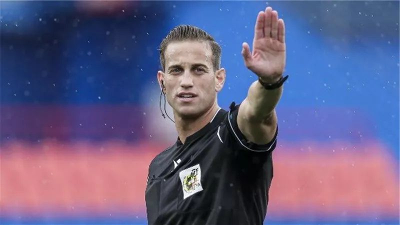 الإسباني روخاس حكم مباراة القمة بين الأهلي والزمالك في الدوري