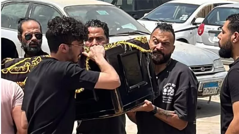 انهيار وبكاء إبراهيم سعيد في جنازة والدته وتشيع الجثمان من مسجد السيدة نفيسة 