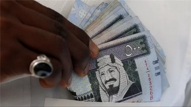 سعر الريال السعودي اليوم في البنوك يسجل مستويات متقاربة وتحركات طفيفة في السوق الموازية