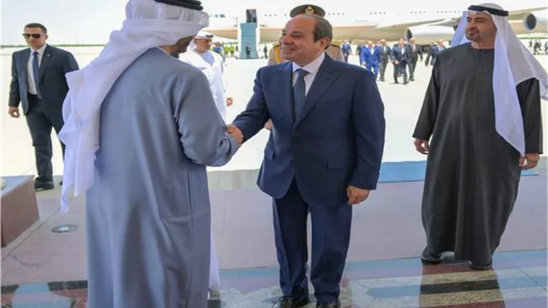 السيسي ومحمد بن زايد يبحثان العلاقات وأمن الخليج قبل المشاركة في قمة السبع بفرنسا