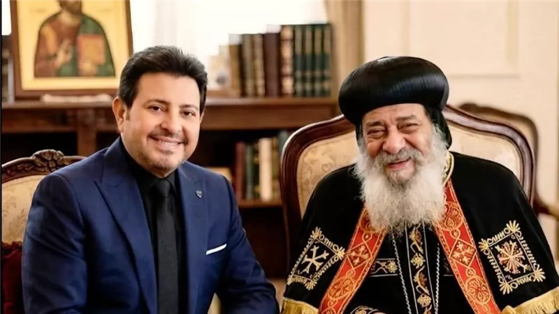 موقف إنساني مؤثر للفنان هاني شاكر مع البابا شنودة الثالث خلال رحلة علاجه الأخيرة