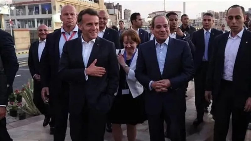 من داخل قلعة قايتباي.. الرئيس السيسي يصطحب ضيف مصر الرئيس ماكرون