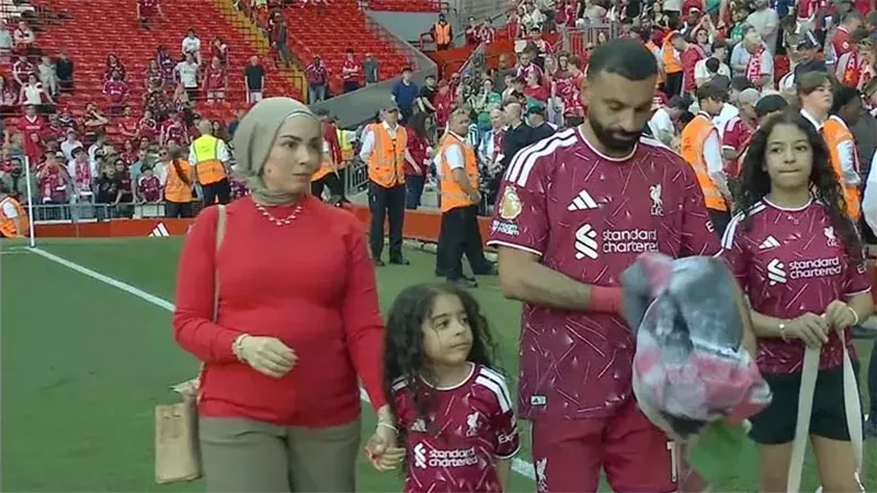 مشهد محزن لـ أم مكة زوجة محمد صلاح في حفل تكريمه بملعب أنفيلد