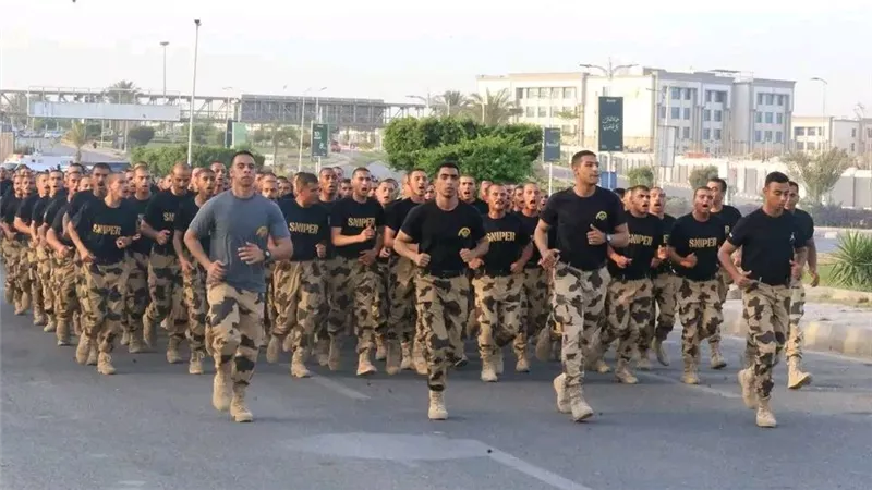 تدريبات قوات الصاعقة المصرية في شوارع العبور تثير تفاعلًا واسعًا بين المواطنين