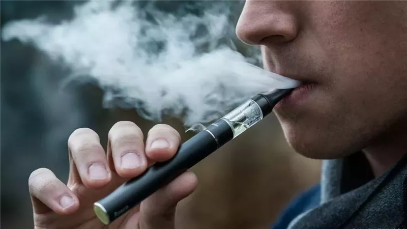 الصحة تحذر من السجائر الإلكترونية وتؤكد أنها ليست بديلًا آمنًا للتدخين