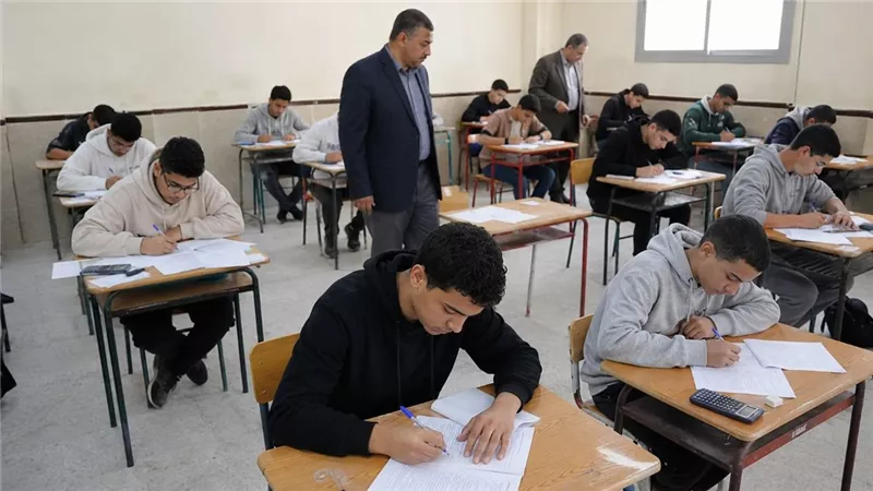 كلمات حيّرت الطلاب في امتحان العربي اليوم.. جدل حول جمع الإنسان وإعراب رفعة